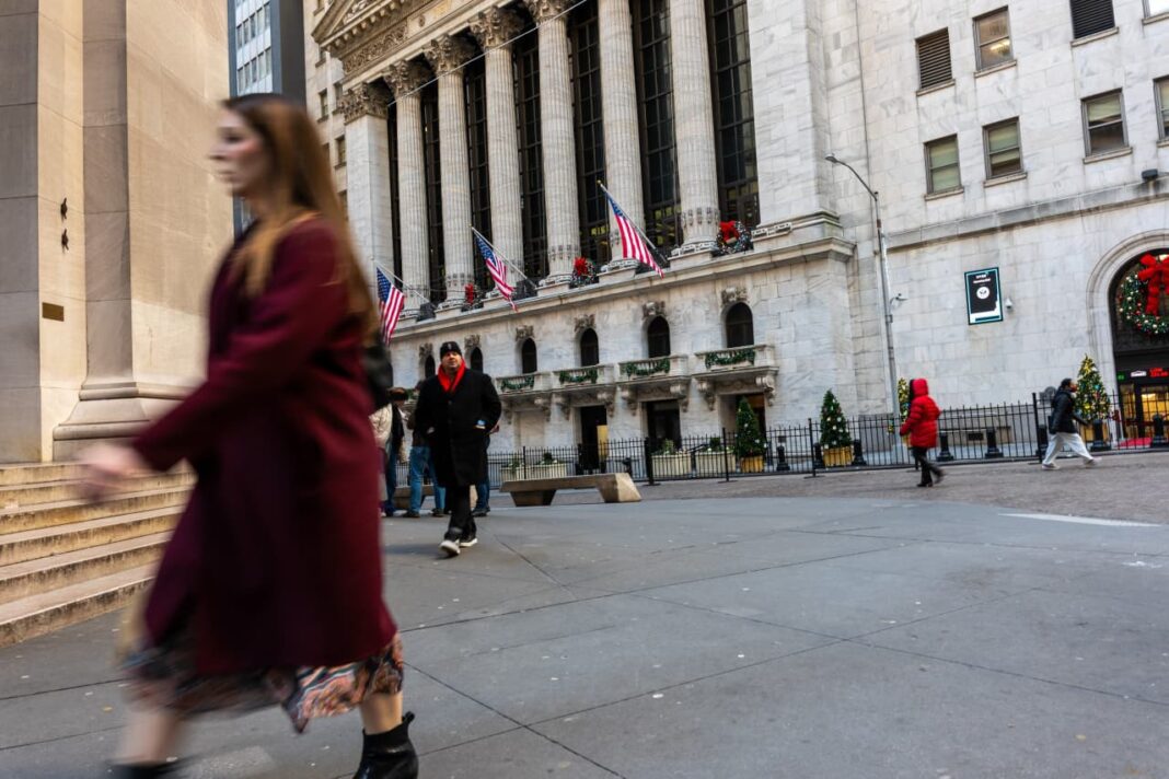 Forecasting a Stock Market Slowdown: Wall Street Expert Predicts S&P 500 Growth by 2024