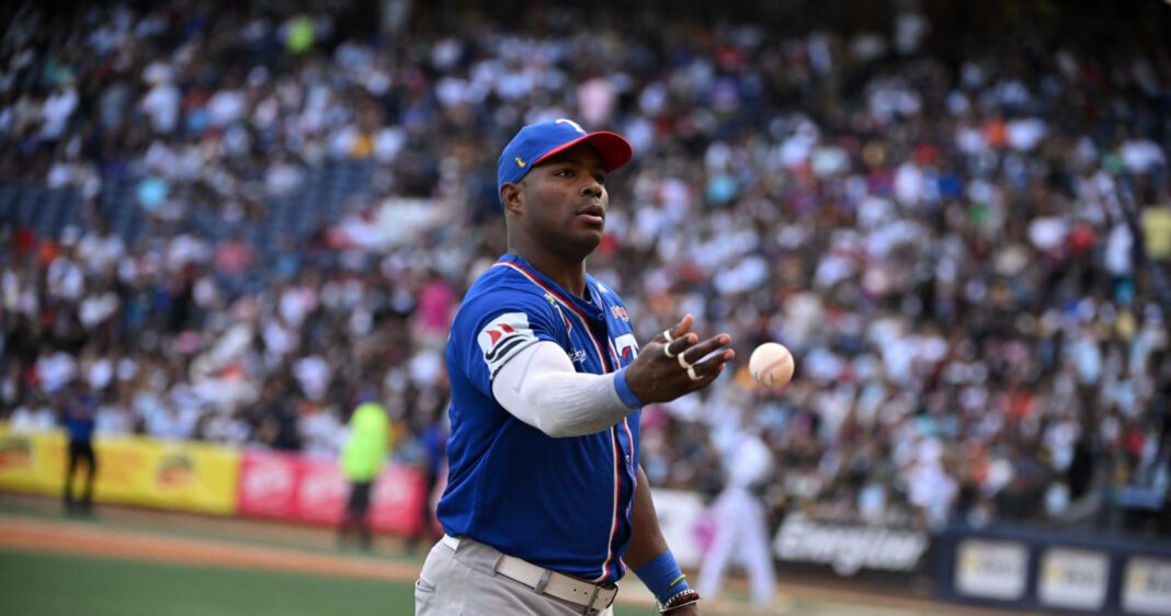 Yasiel Puig Takes On Massive Brawl in Venezuelan League