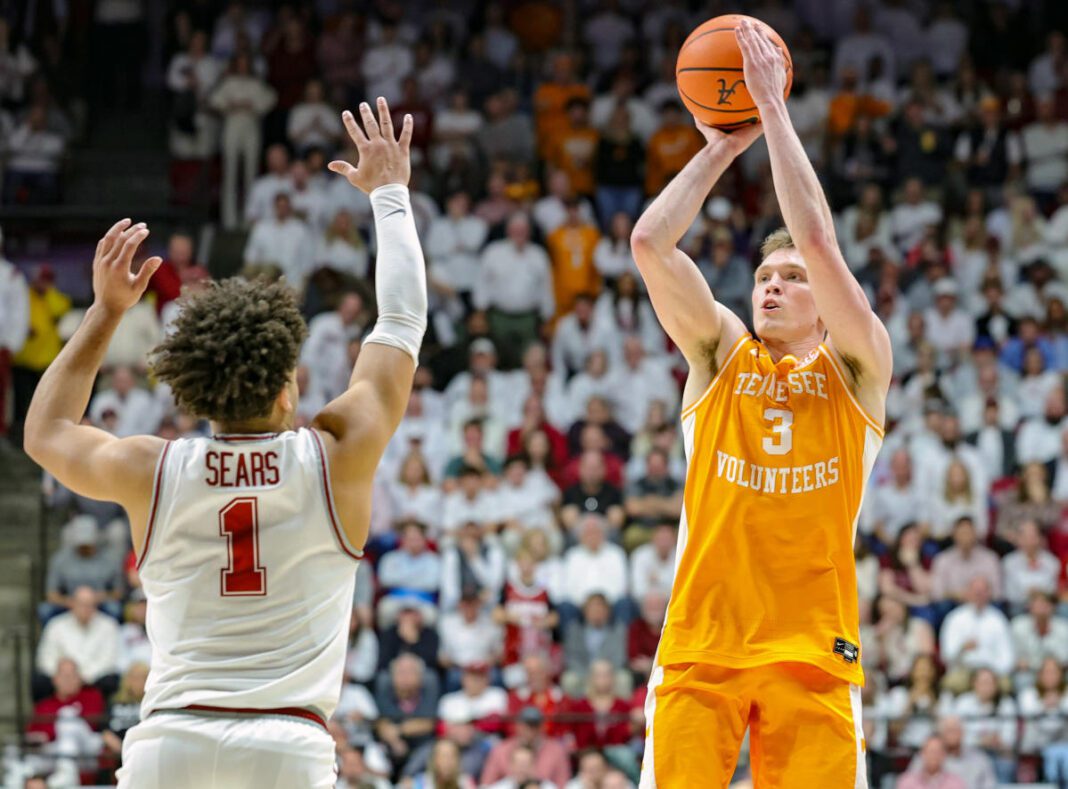 Dalton Knecht leads Tennessee to victory over Alabama, takes solo lead in SEC title race