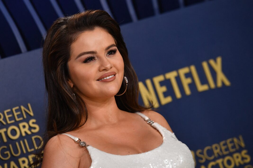selena-gomezs-seal-of-approval-the-revival-of-the-flipped-out-bob.jpg Selena Gomez’s Seal of Approval: The Revival of the Flipped-Out Bob