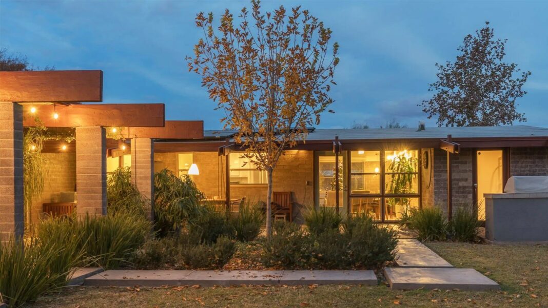 Luxurious $975K Gem Stands Out in Phoenix’s Midcentury Modern Home Scene