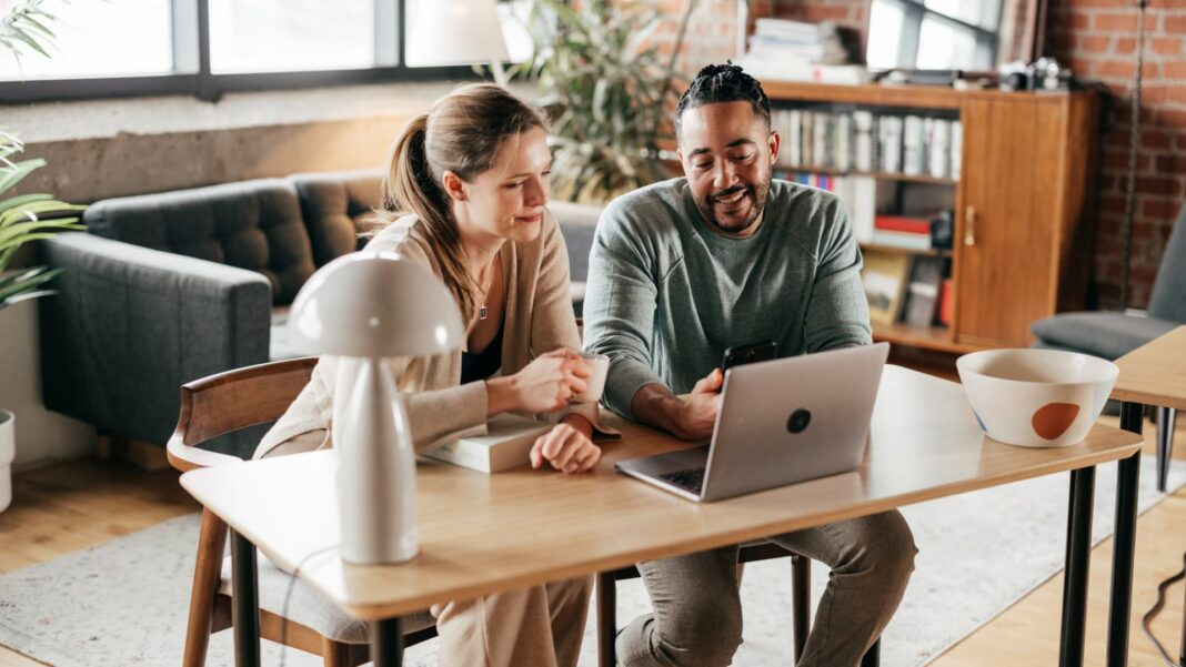 The Ultimate Guide for Beginners to Dive into Investing, According to Financial Experts