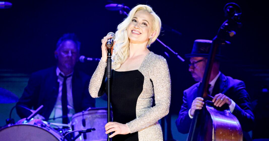 Kellie Pickler makes emotional return to stage in 1st performance since husband’s death