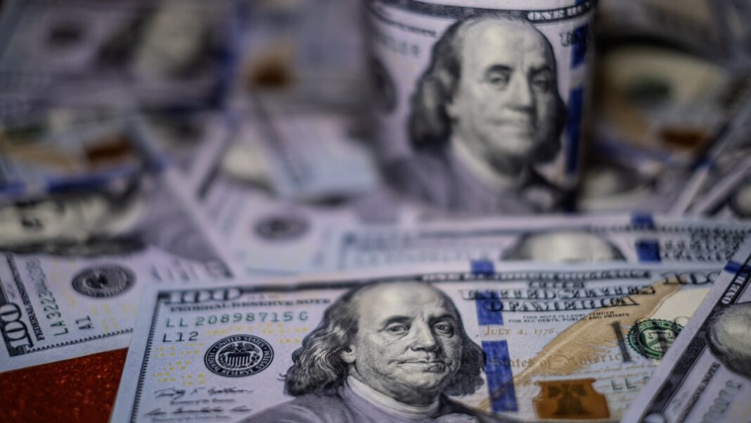 Dollar falls on U.S. government shutdown, now on pace for worst annual decline in 22 years