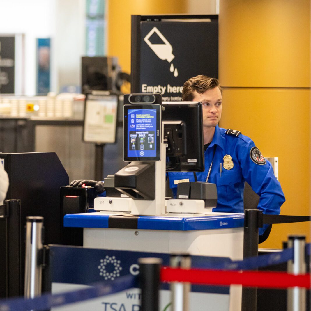 trump-says-he-will-sign-order-to-pay-tsa-agents-during-shutdown.jpg Trump Says He Will Sign Order to Pay T.S.A. Agents During Shutdown
