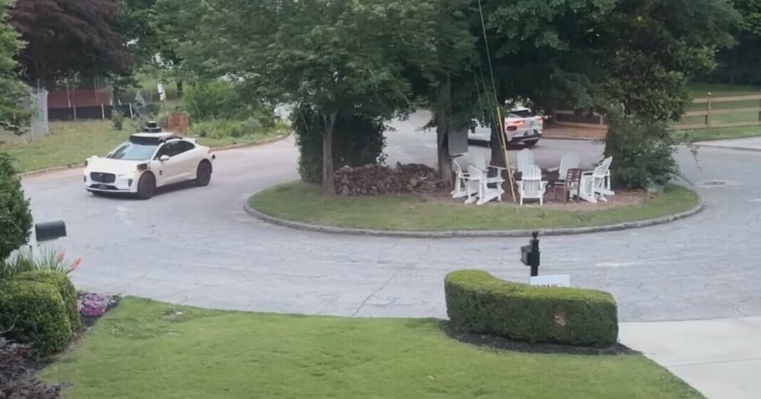 Empty WAYMOS invade Atlanta, circle cul-de-sac for hours…